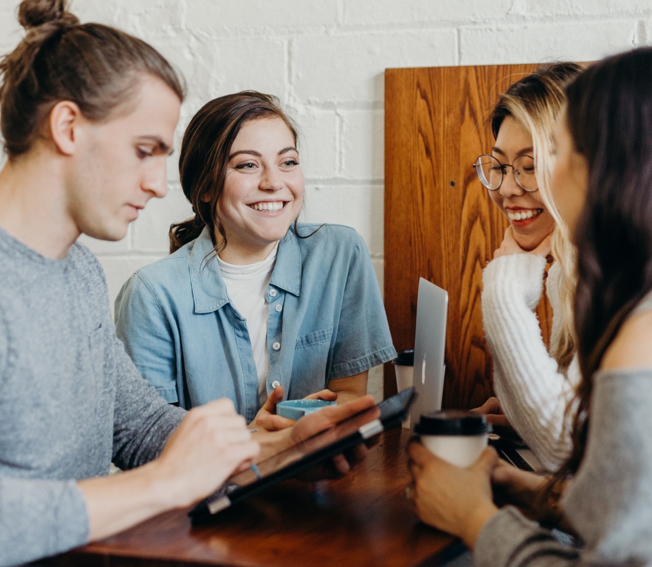 alcuni ragazzi che sorridono