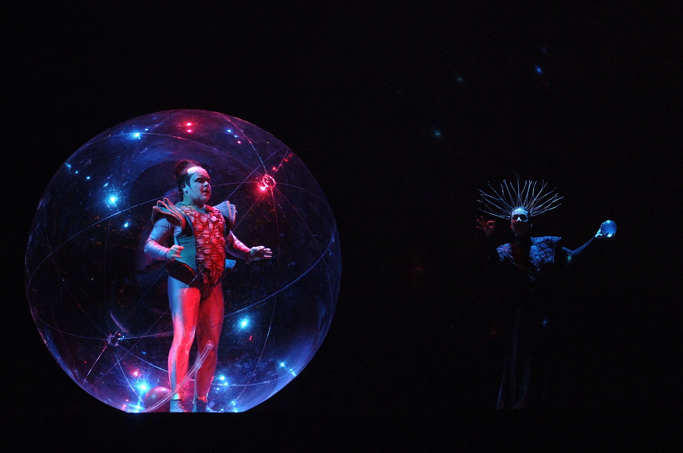 persone che indossano dei costumi