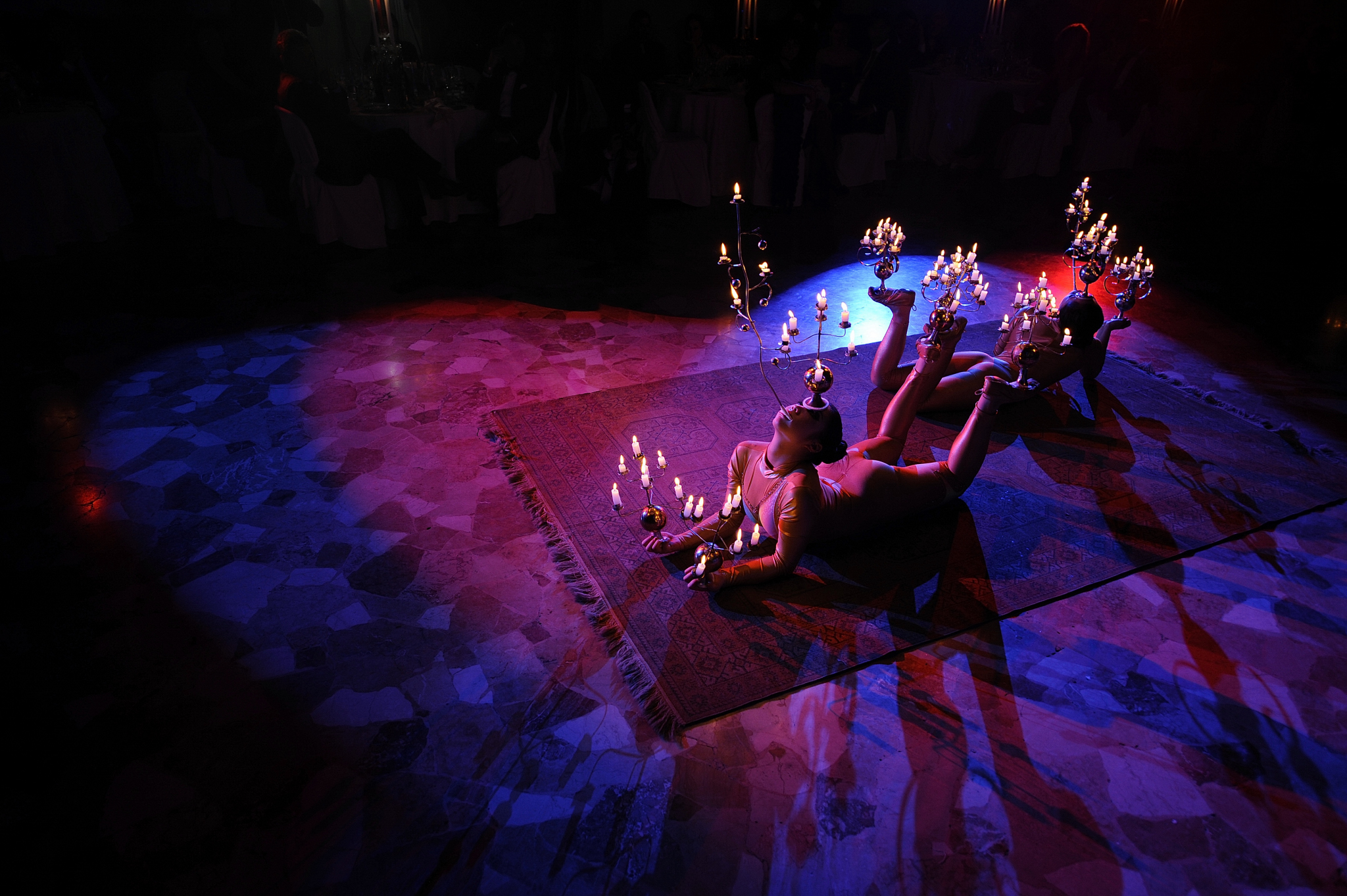 una stanza con luci colorate