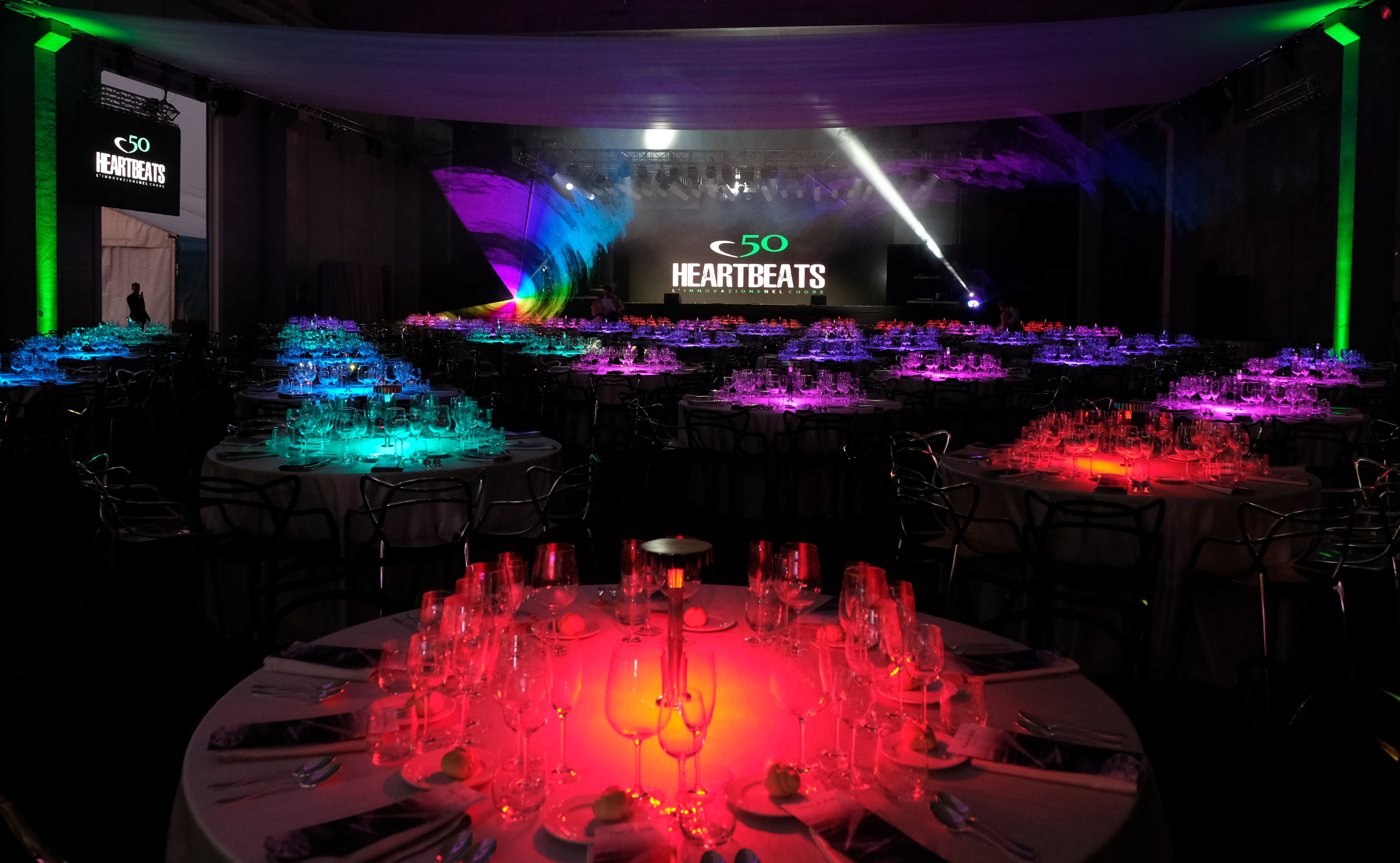 una stanza con luci colorate