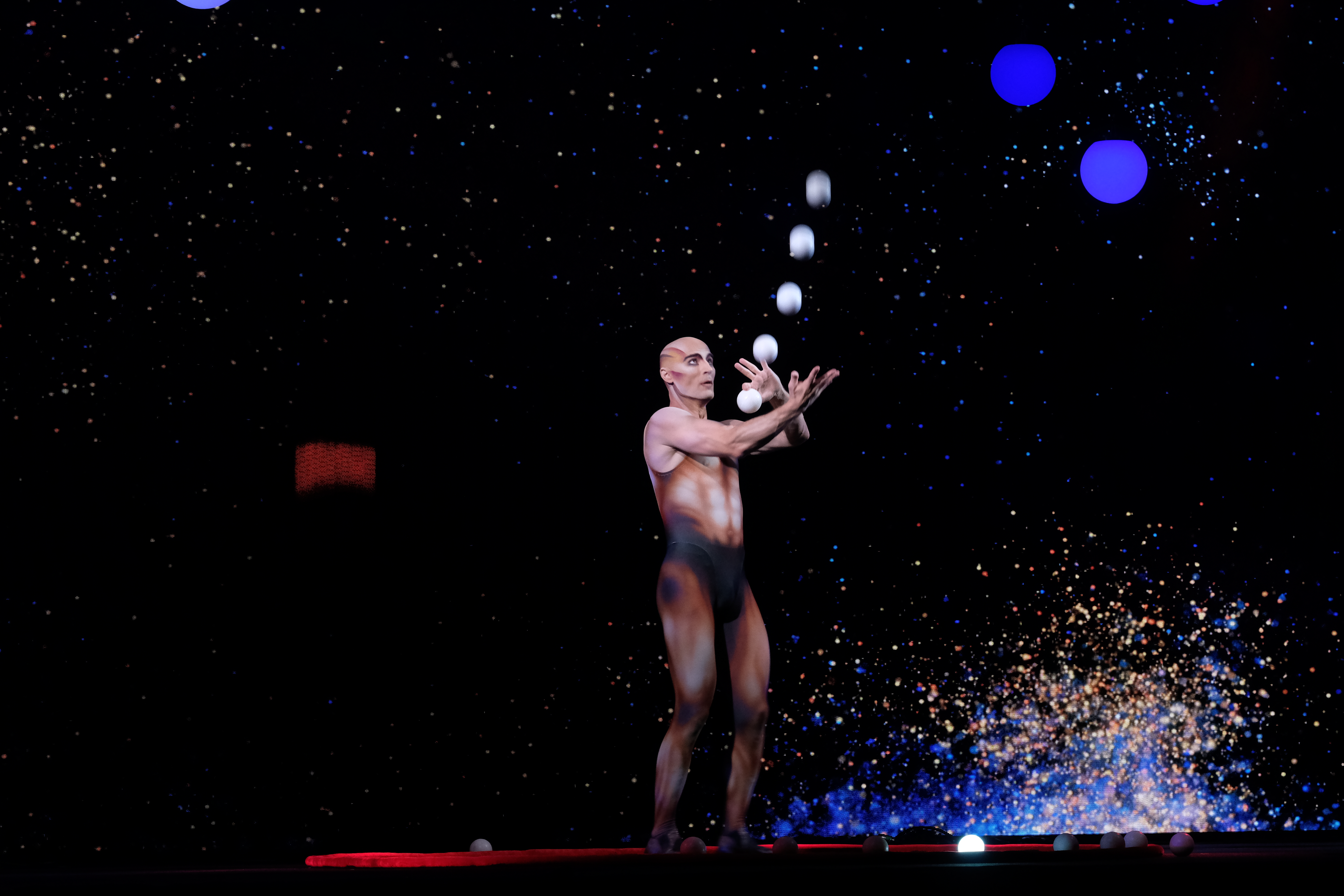 una persona con un costume che fa uno spettacolo