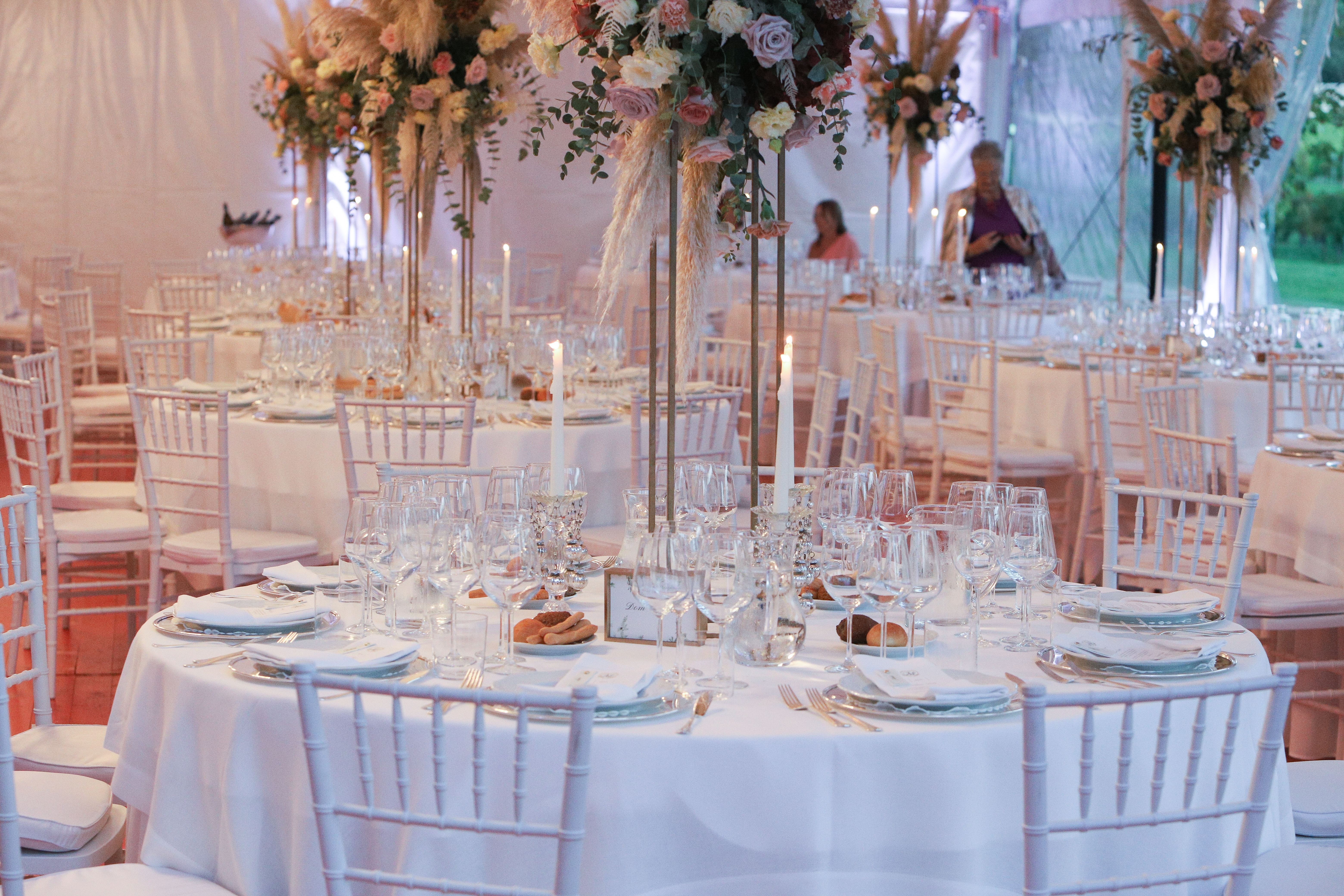 una stanza con tavoli e sedie bianchi