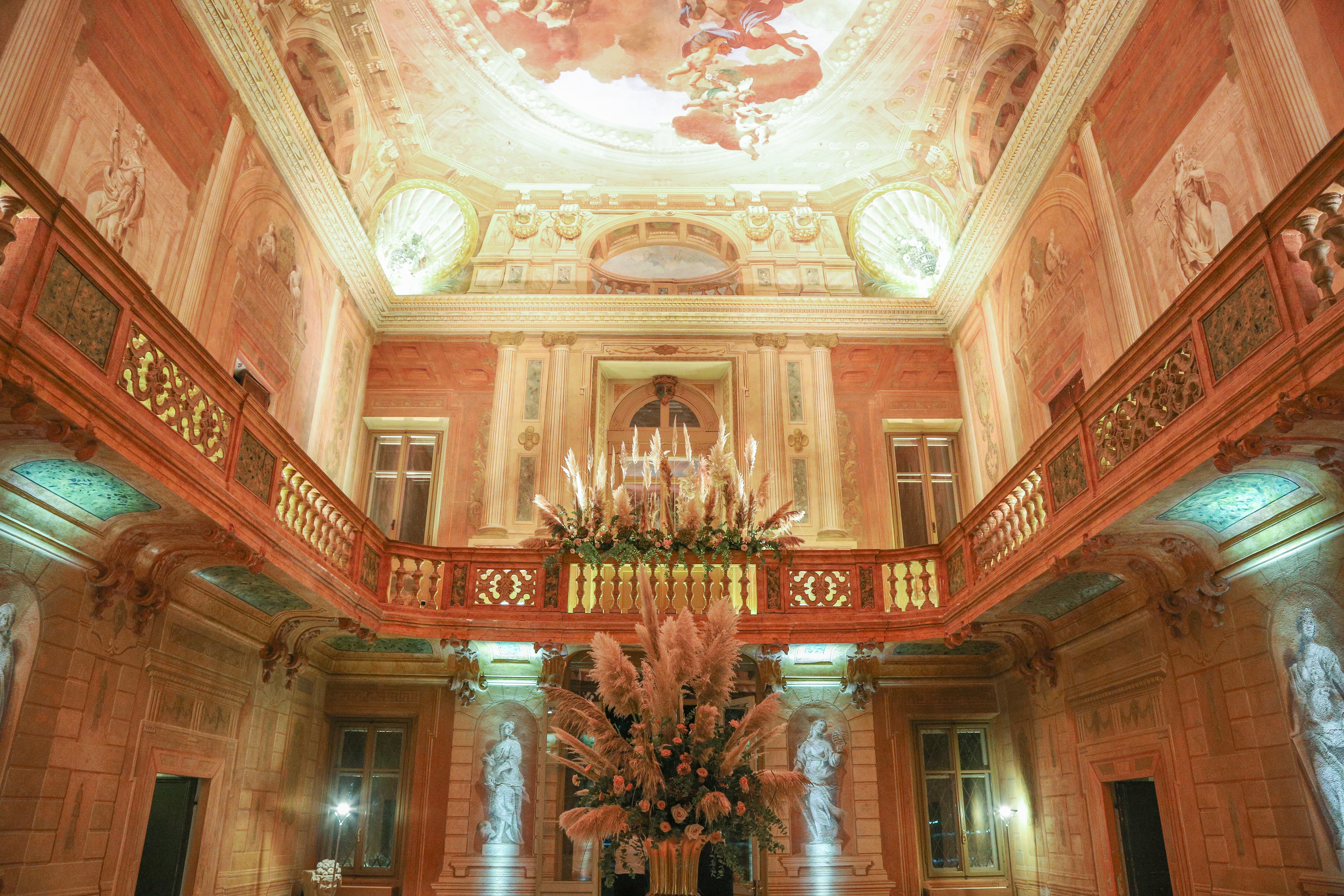 una stanza con affreschi